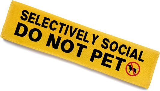 Selectively Social Do Not Pet Dog Leash Sleeve, Funny Yellow Dog Leash Wrap Alert Hanging ID Patch Tag, Do Not Pet Leash Sleeve Service Dog Leash Sleeve Pet Birthday Gifts for Dog Owners